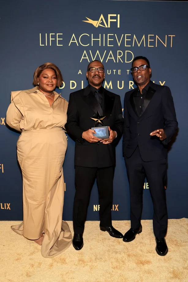 (LR) Da'Vine Joy Randolph, Eddie Murphy, stilte med AFI Lifetime Achievement-prisen, og Chris Rock deltar pÃ¥ den 51. AFI Life Achievement Award: A Tribute To Eddie Murphy pÃ¥ Dolby Theatre 18. april 2026 i Hollywood, California. (Foto av Savion Washington/Getty Images for AFI)