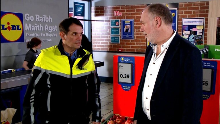 Fair City pÃ¥ tirsdag: "Han er pÃ¥ flukt fra loven"
    

