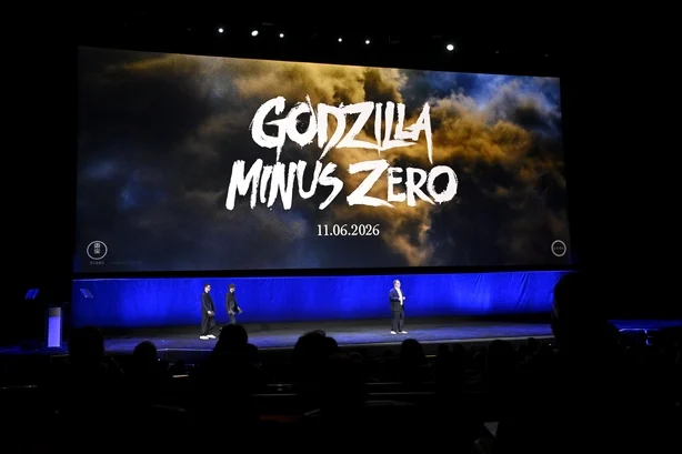 LAS VEGAS, NEVADA - 14. APRIL: (LR) Michael McNamara, Takashi Yamazaki, regissÃ¸r (Godzilla Minus Zero), og Dave Jesteadt, president, GKIDS snakker pÃ¥ scenen under CinemaCon 2026 - The State of the Industry og NEON-presentasjon pÃ¥ Dolby Colosseum, den offisielle CinemaCons-palasset pÃ¥ CinemaCons Palace.