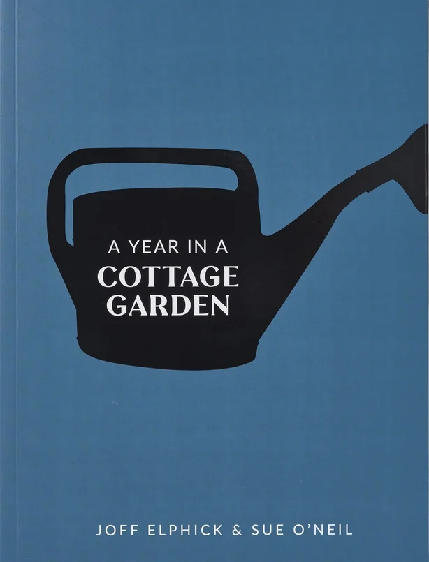 Omslaget til en bok A Year in a Cottage Garden