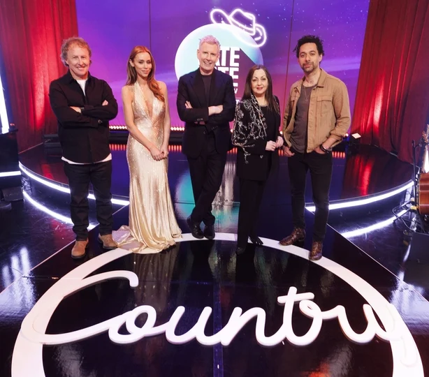 Repro Free: 17/04/2027 Tom Dunne, Una Healy, programleder Patrick Kielty, Sandy Kelly og Ben Earle avbildet pÃ¥ settet foran The Late Late Show Opening Act pÃ¥ RTÃ‰ One og RTÃ‰ Player. Bilde Andres Poveda