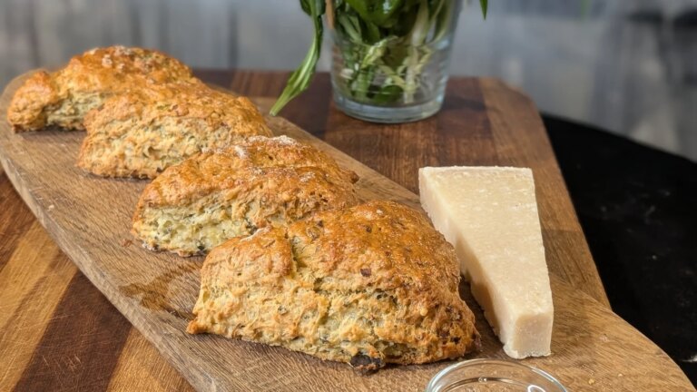 Margaret Leahys dillisk scones og vill hvitlÃ¸kspesto
    

