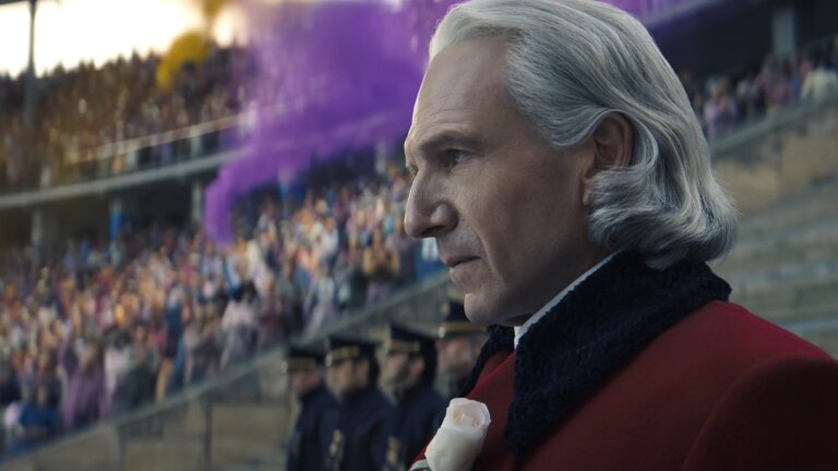 Ralph Fiennes' president Snow utsteder trussel i den nye Hunger Games-traileren
    

