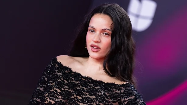 RosalÃ­a deltar pÃ¥ den 24. Ã¥rlige Latin Grammy Awards pÃ¥ FIBES konferanse- og utstillingssenter 16. november 2023 i Sevilla, Spania. (Foto: Patricia J. Garcinuno/WireImage)