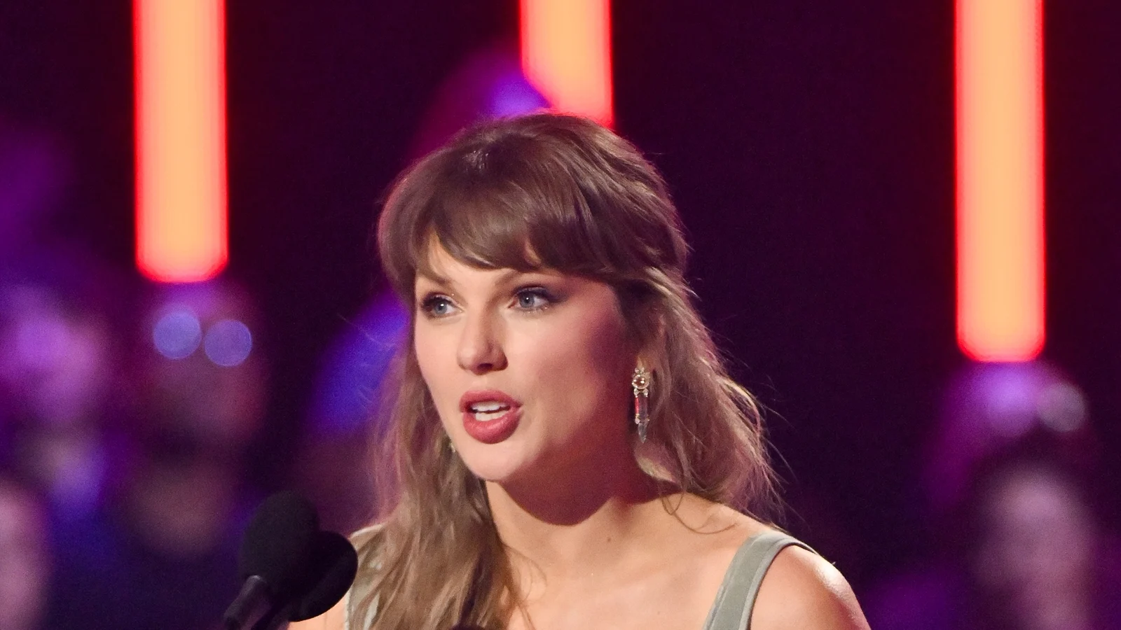 Taylor Swift sier det kan bli Â«litt rartÂ» nÃ¥r fans overanalyserer sangene hennes