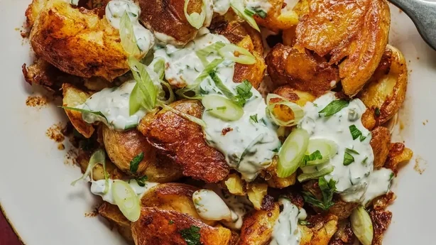 Sprø potetsalat med senneps-kapersdressing