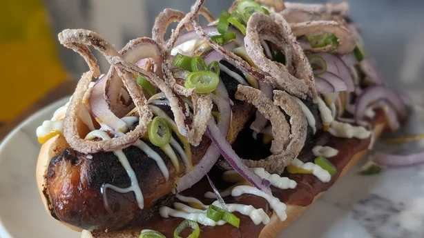 En pølse lastet med pålegg