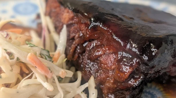 ribbe og coleslaw