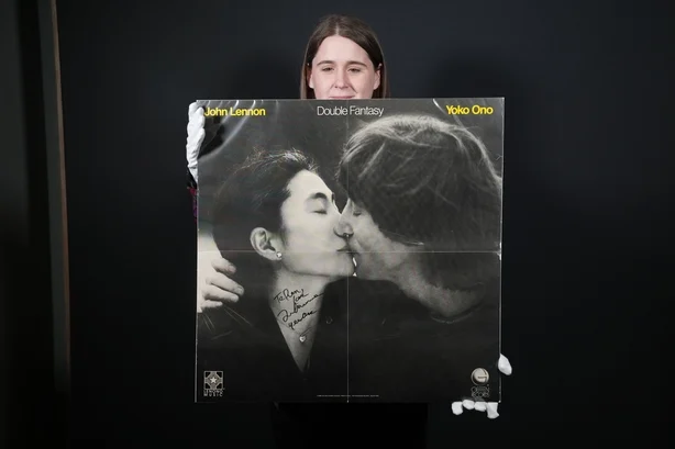 En reklameplakat for John Lennon og Yoko Onos Double Fantasy, signert av den tidligere Beatles-sangeren timer fÃ¸r hans dÃ¸d, 40 Ã¥r gammel i 1980. Foto: Lucy North/PA Wire