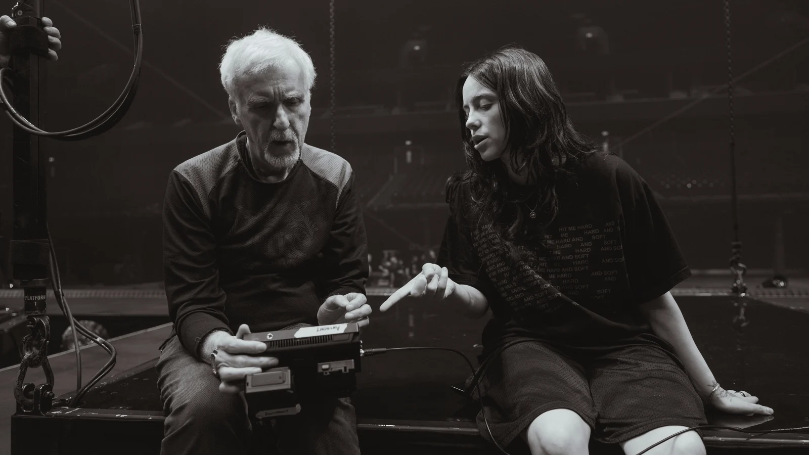 Billie Eilish sier at James Cameron sendte moren en e-post for Ã¥ foreslÃ¥ film