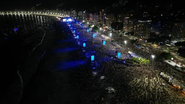 Denne luftfoto viser den colombianske sangeren Shakira opptre under en gratiskonsert pÃ¥ Copacabana Beach i Rio de Janeiro