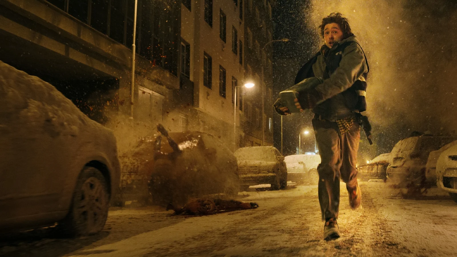 Austin Abrams kjemper for Ã¥ overleve i den nye traileren til Resident Evil
