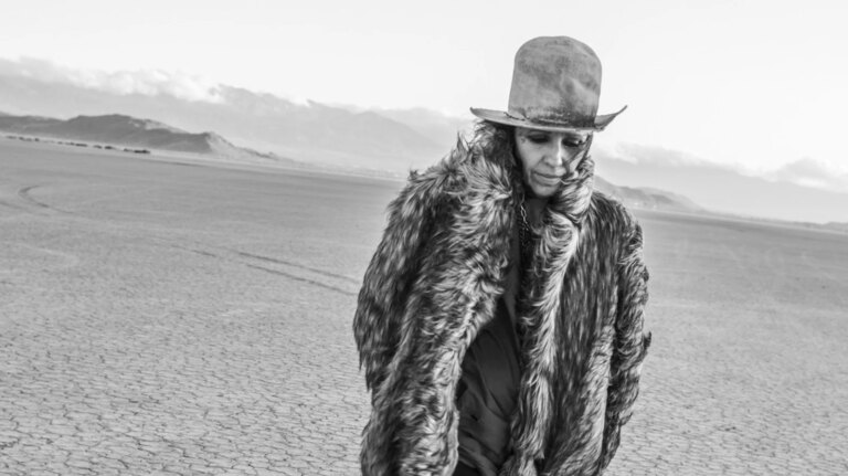Linda Perry mottar en spesiell internasjonal pris pÃ¥ The Ivors
    

