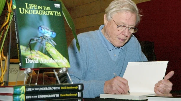 David Attenborough signerer kopier av Life In The Undergrowth i 2005 