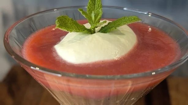 En dessert i et høyt glass