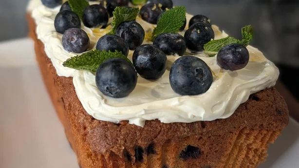 En brødkake toppet med blåbær og kremfrosting