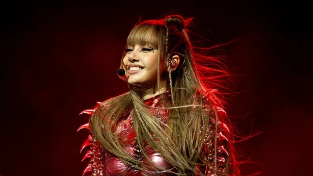 Sangerinnen Lisa, egentlig navn Lalisa Manoban, fra BLACKPINK opptrer pÃ¥ scenen