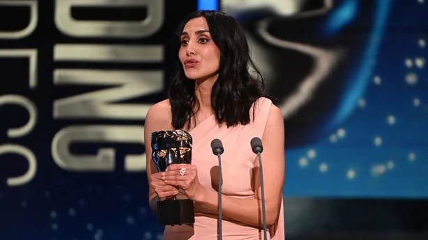 Narges Rashidi tar imot prisen for ledende skuespillerinne for 'Prisoner 951' pÃ¥ scenen under BAFTA Television Awards 2026
