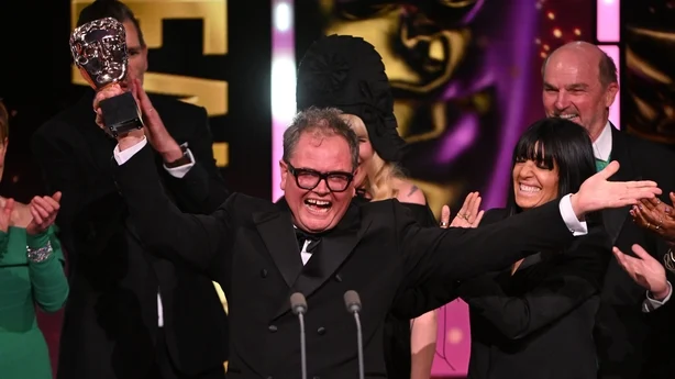 Alan Carr og Claudia Winkleman tar imot Reality Award for 'The Celebrity Traitors' pÃ¥ scenen under BAFTA Television Awards 2026 