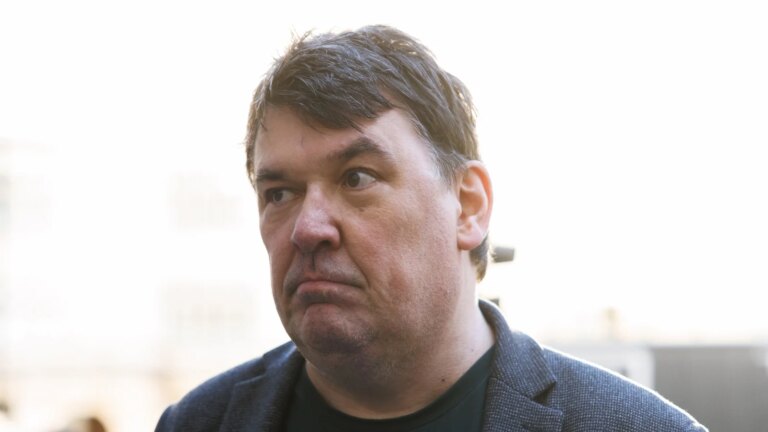Graham Linehan protesterer mot RTÃ‰ Father Ted-episoden pÃ¥ Eurovision night
    

