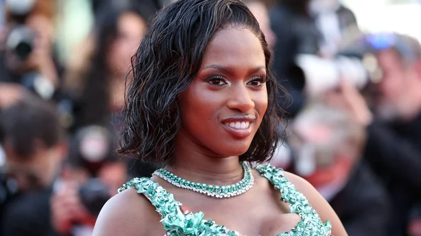 MaÃ¯mouna DoucourÃ© deltar pÃ¥ den rÃ¸de lÃ¸peren til avslutningsseremonien pÃ¥ den 77. Ã¥rlige filmfestivalen i Cannes pÃ¥ Palais des Festivals 25. mai 2024 i Cannes, Frankrike. (Foto: Gisela Schober/Getty Images)