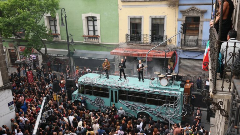 U2 film ny musikkvideo i Mexico City
    

