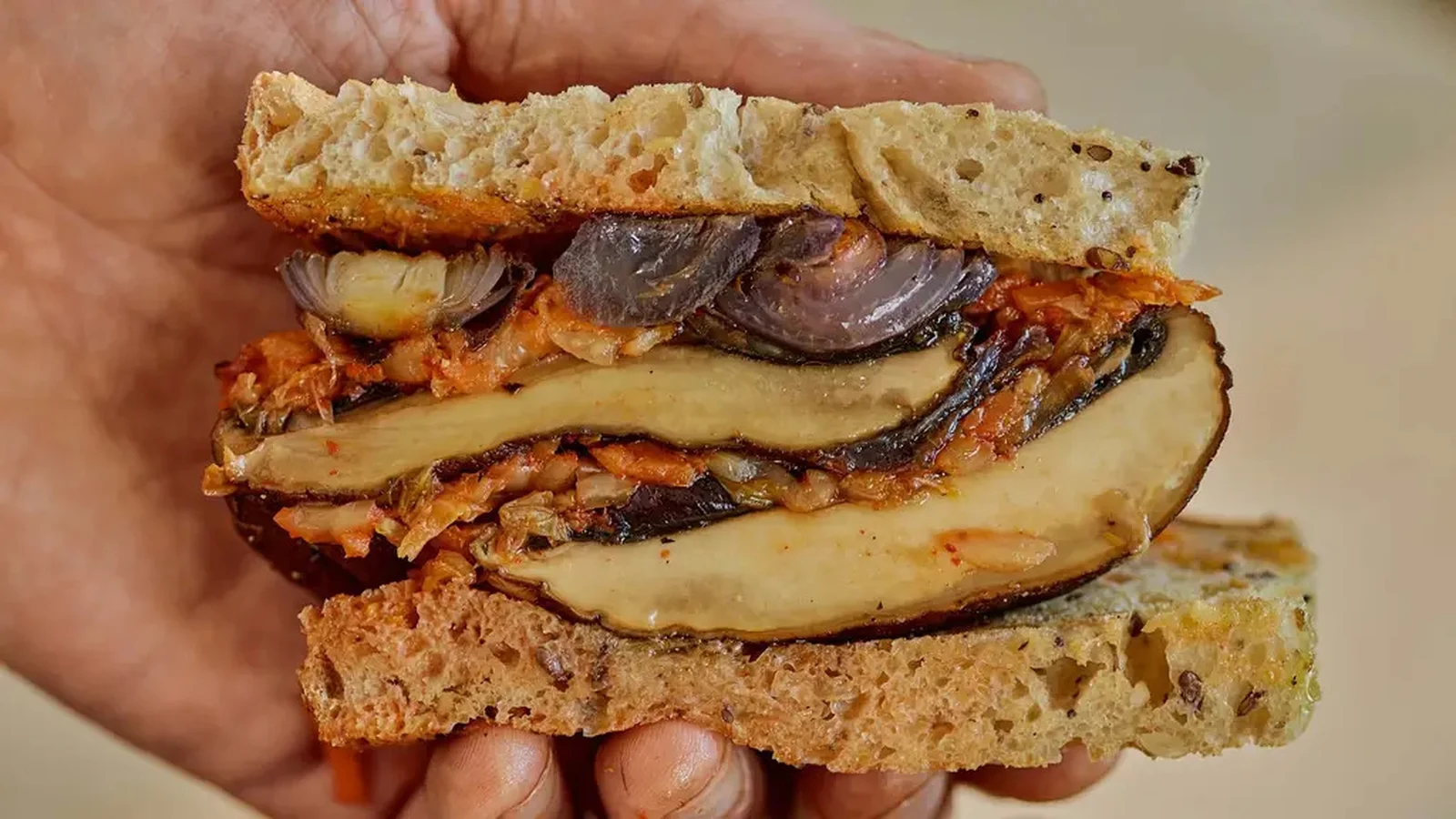 Hugh Fearnley-Whittingstalls stekt sopp og kimchi surdeigssmørbrød