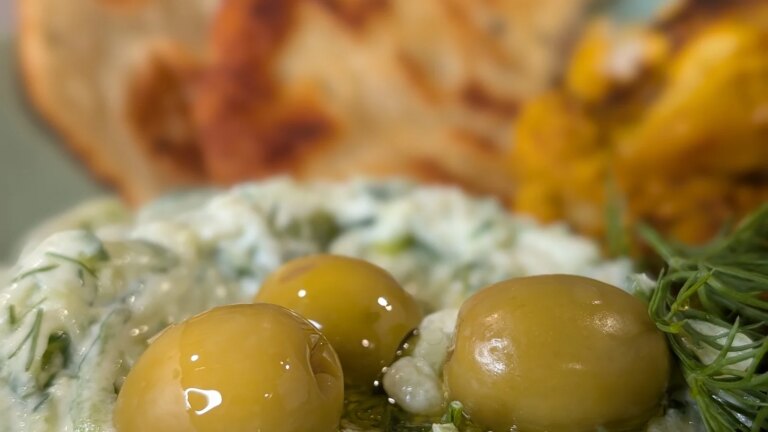 Lilly Higgins' Tzatziki og hjemmelagde flatbrød
    

