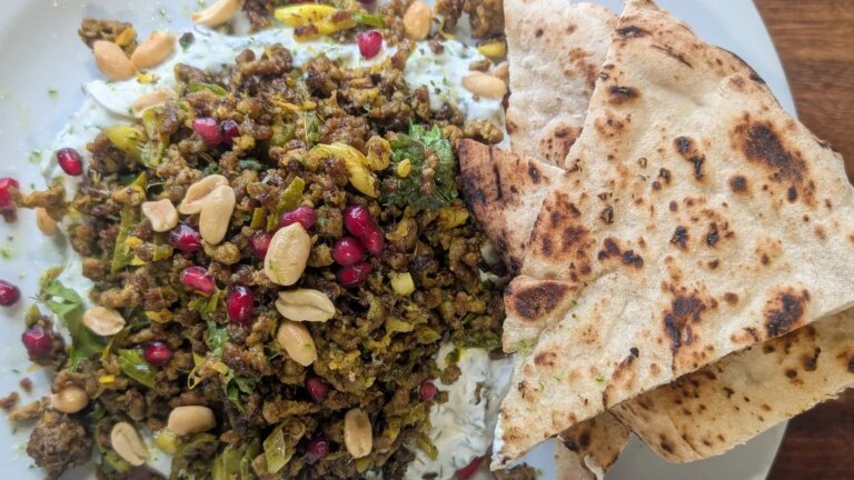 Arun Kapils grÃ¸nne chili lam, reddik og mynte salat, frossen agurk
    

