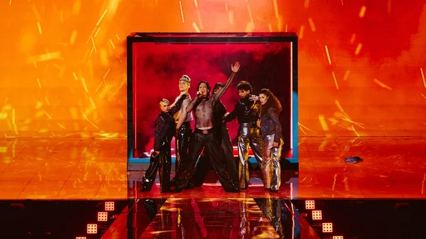   SÃ¸ren Torpegaard Lund fremfÃ¸rer FÃ¸r Vi GÃ¥r Hjem for Danmark under den andre semifinalen i Eurovision Song Contest pÃ¥ Wiener Stadthalle, Wien