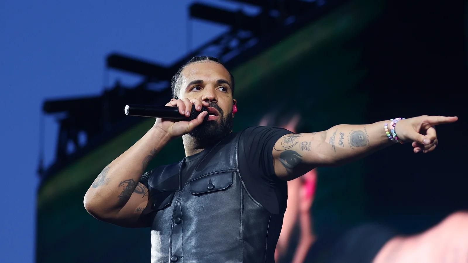 Drake gir ut tre nye album samtidig