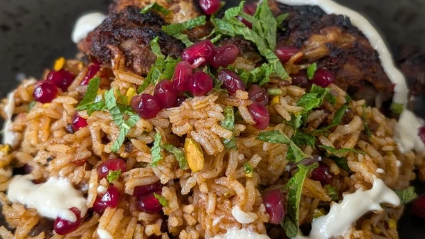 Eunice Power sin baharat og rose harissa kylling med krydret ris og tahini