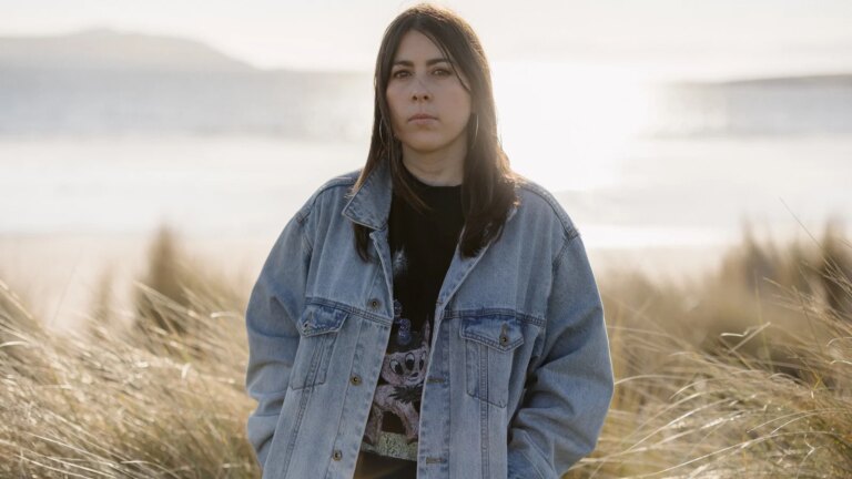 Bak musikken - Sorcha Richardson
    

