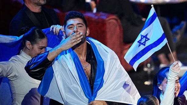 Den israelske sangeren Noam Bettan, som representerer Israel med sangen 'Michelle', feirer i artistens sone under finalen i Eurovision Song Contest 2026