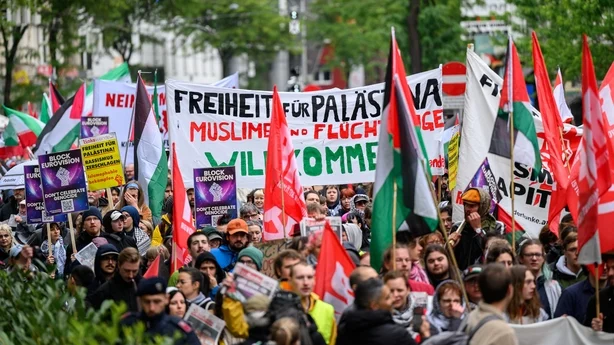 Deltakere som vifter med palestinske flagg holder et plakat der det stÃ¥r Freedom for Palestine i en protest mot Israels deltakelse i Eurovision Song Contest, i Wien 16. mai 2026. (Foto: MAX SLOVENCIK/APA/AFP)