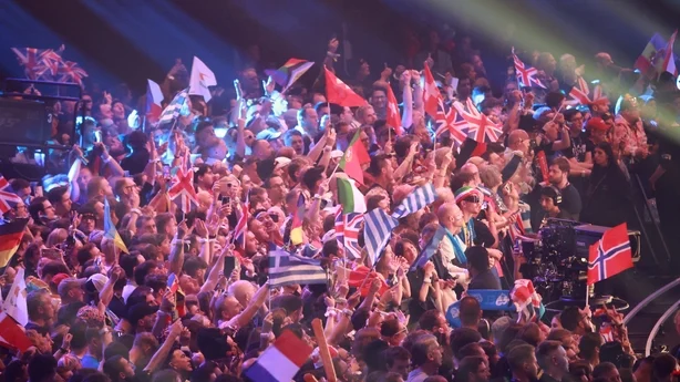Fansen vifter med flagg under finalen i Eurovision Song Contest 2026 (ESC) pÃ¥ Wiener Stadthalle i Wien, Ã˜sterrike 16. mai 2026. (Foto: Radek MICA/AFP)