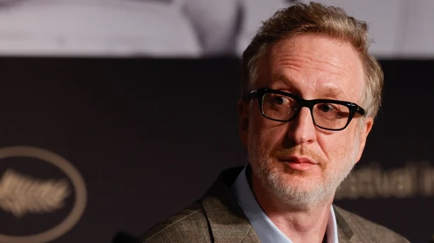 James Gray taler under pressekonferansen Paper Tiger pÃ¥ filmfestivalen i Cannes 17. mai 2026. (Foto: Teresa Suarez/Pool/Getty Images)