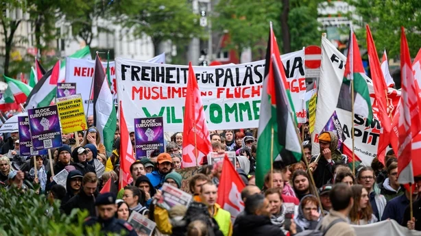 Deltakere som viftet med palestinske flagg under en protest i Wien