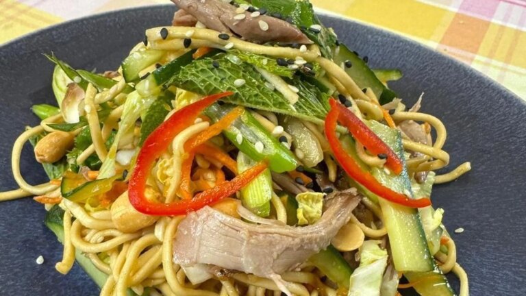 Wade Murphys confiterte and- og nudelsalat
    

