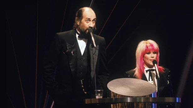 Vertene Mick Fleetwood og Samantha Fox ved BRIT Awards-seremonien i Royal Albert Hall, London, 18. februar 1989. (Foto: Dave Hogan/Hulton Archive/Getty Images)
