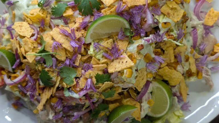 Eunice Powers meksikanske kyllingsalat med Clonakilty avokadoyoghurtdressing
    

