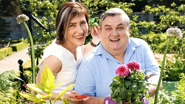 Liz Nolan og Simon Delaney holder blomster