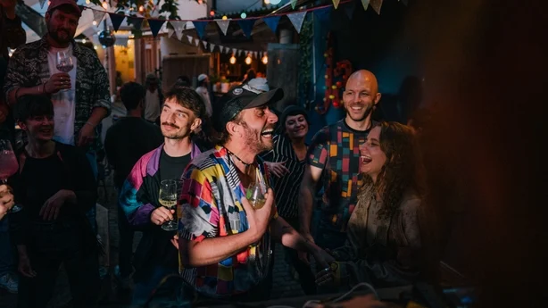 En livlig samling av venner som danser
