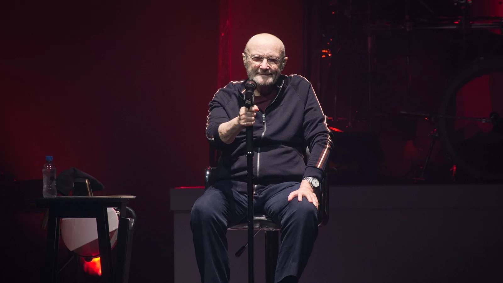 Phil Collins sier at han ikke kan se seg selv opptre live igjen