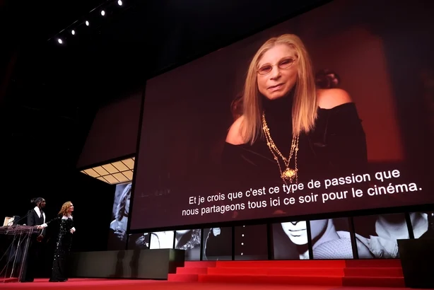 CANNES, FRANKRIKE â€“ 23. MAI: Isabelle Huppert tar imot Ã¦respalmen pÃ¥ vegne av Barbra Streisand fra vert Eye HaÃ¯dara pÃ¥ scenen under avslutningsseremonien for den 79. Ã¥rlige filmfestivalen i Cannes pÃ¥ Palais des Festivals 23. mai 2026 i Cannes, Frankrike. (Foto av Stephane Cardinale - Corbis/