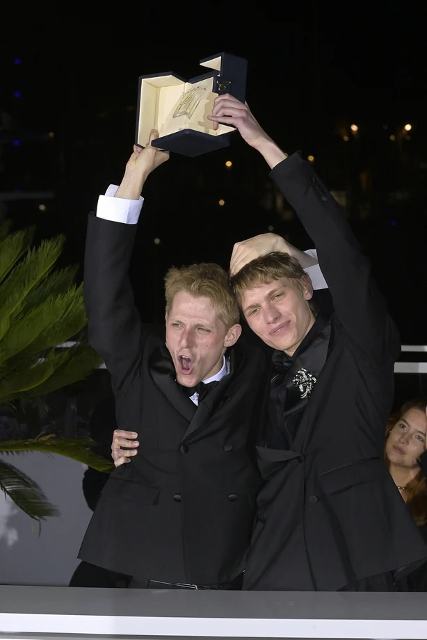 Den franske skuespilleren Valentin Campagne og den belgiske skuespilleren Emmanuel Macchia, felles vinnere av prisen for beste skuespiller for filmen Coward, pÃ¥ Palme D'Or Winners Photocall under filmfestivalen i Cannes 2026 i Cannes (Frankrike), 24. mai 2026 (Foto av Rocco Spaziani/Archivio Spaziani/Mondadori Portfolio via Mondadori)