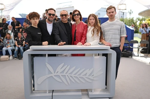 CANNES, FRANKRIKE â€“ 20. MAI: (LR) Boris Kudrin, Dmitriy Mazurov, Andrey Zvyagintsev, Iris Lebedeva, Varvara Shmykova og Yuriy Zavalnyouk poserer under 
