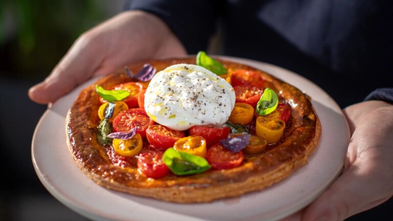 Cook Like a Chef: sakte stekt tomatgalette med burrata og basilikum
    

