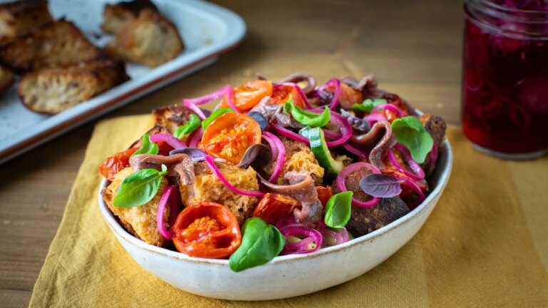 Cook Like a Chef: Panzanella salat med sakte stekte tomater og syltet rÃ¸dlÃ¸k
    

