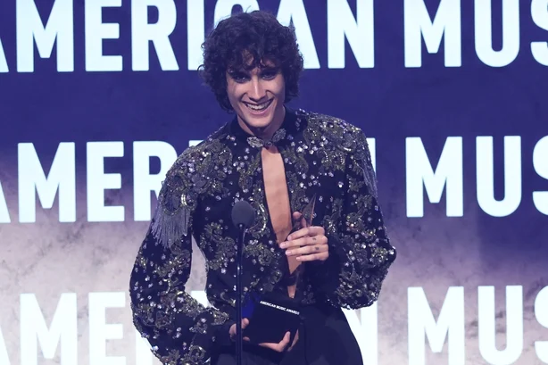 Sombr tar imot prisen for beste rock/alternative album for I Barely Know Her ved 52nd American Music Awards pÃ¥ MGM Grand Garden Arena 25. mai 2026 i Las Vegas. (Foto av Rich Polk/Dick Clark Productions via Getty Images)